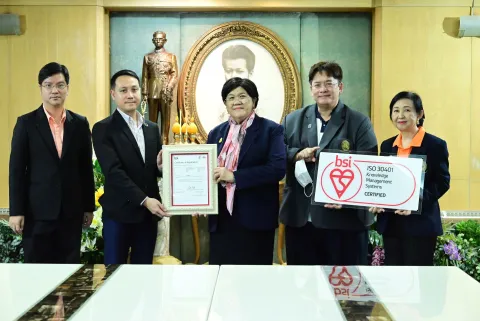 มหาวิทยาลัยราชภัฏวไลยอลงกรณ์ ในพระบรมราชูปถัมภ์  มหาวิทยาลัยราชภัฏแห่งแรก ที่ผ่านการรับรองมาตรฐานระบบ การจัดการความรู้ Knowledge Management Systems  ISO - 30401: 2018